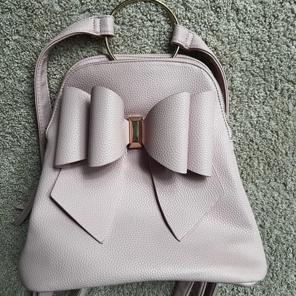 Chic Pink Bow Backpack with Structured Design - Picture 2 of 4